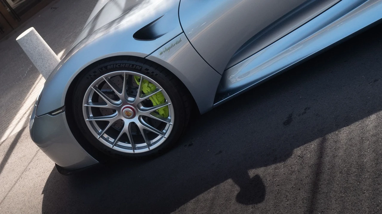 2015 Porsche 918 Spyder - Image 20 of 31