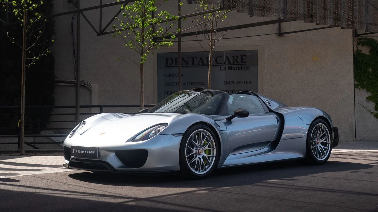 2015 Porsche 918 Spyder - Image 11 of 31