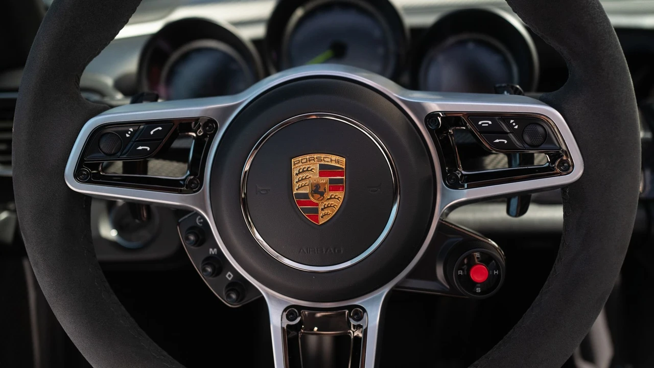 2015 Porsche 918 Spyder - Image 24 of 31