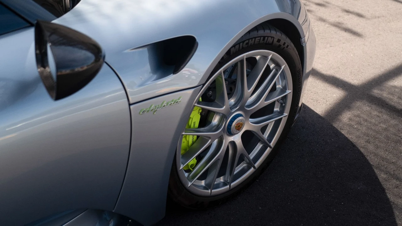2015 Porsche 918 Spyder - Image 9 of 31