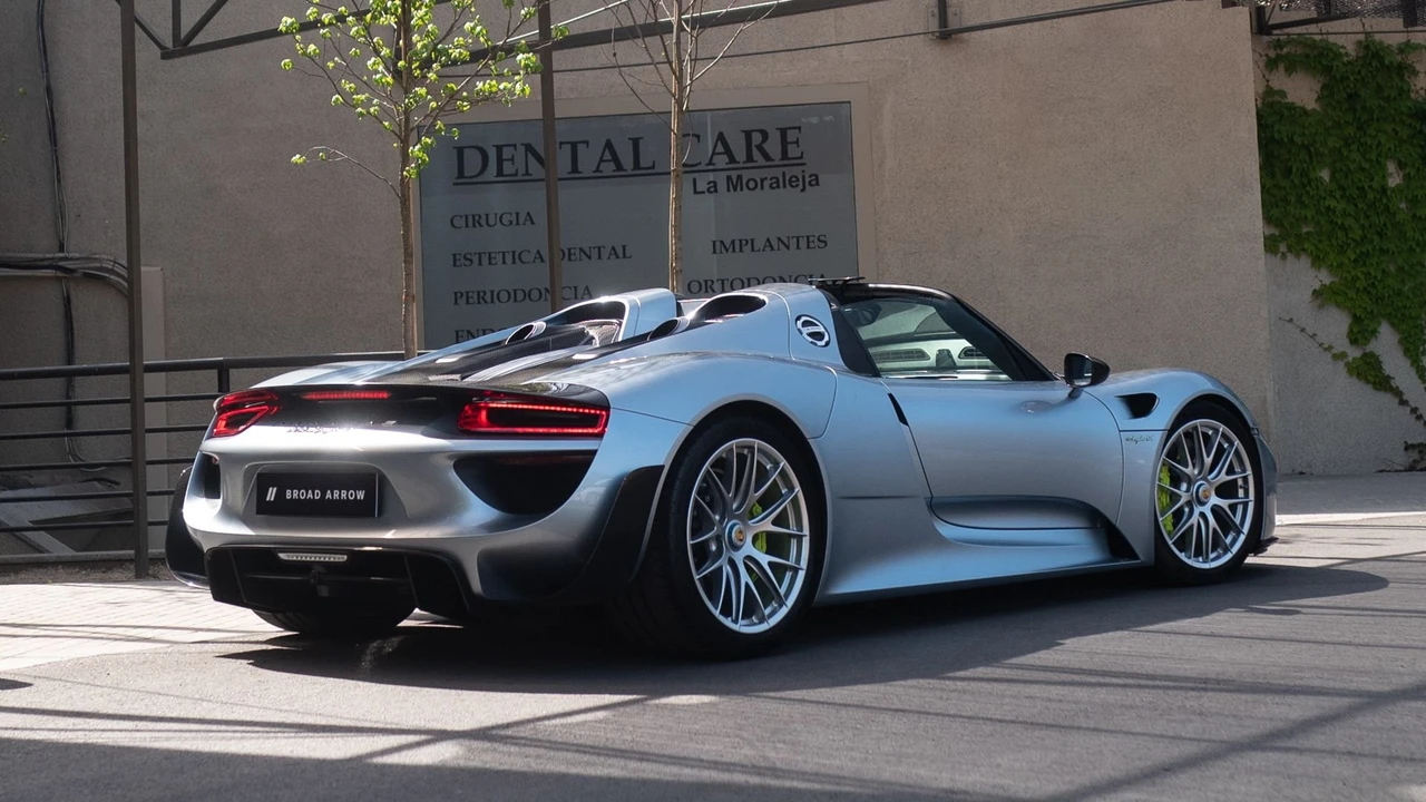2015 Porsche 918 Spyder - Image 7 of 31