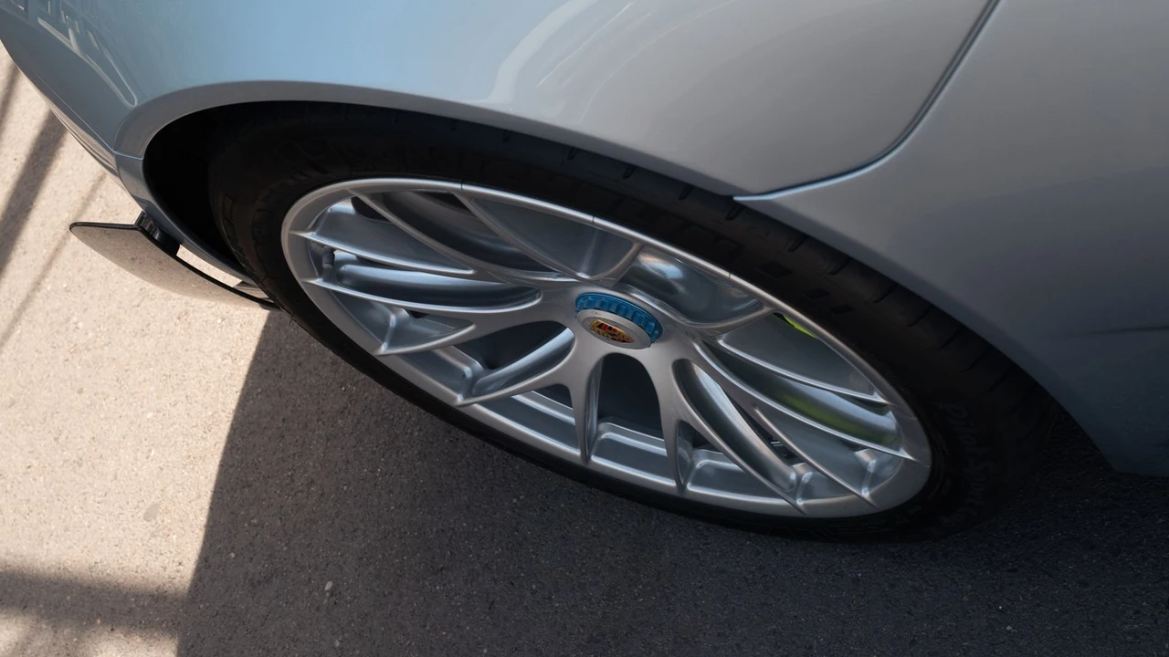 2015 Porsche 918 Spyder - Image 13 of 31