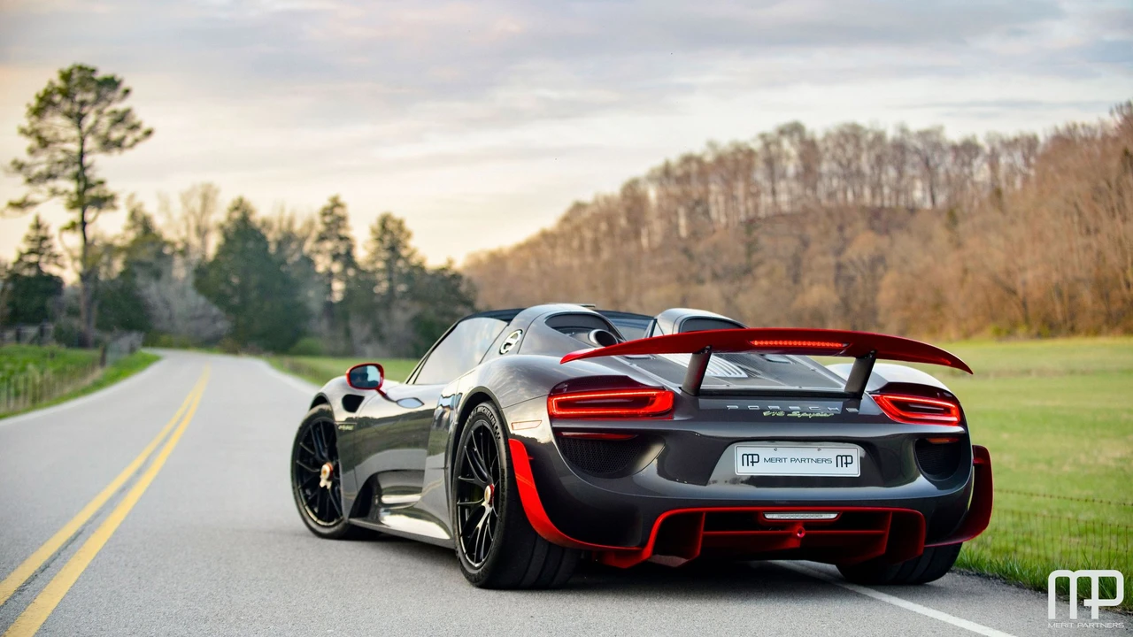 2015 Porsche 918 Spyder - Image 10 of 31