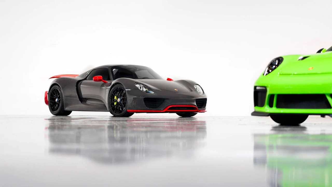 2015 Porsche 918 Spyder - Image 2 of 31