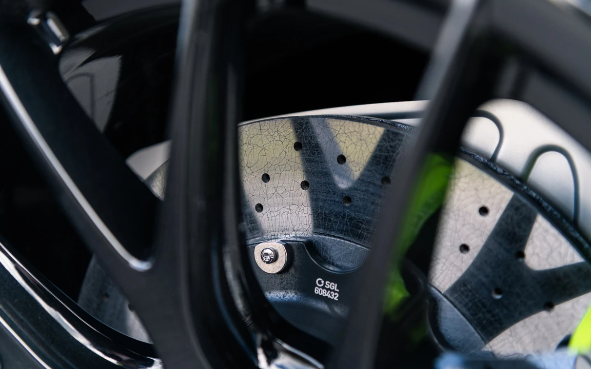 2015 Porsche 918 Spyder - Image 11 of 31