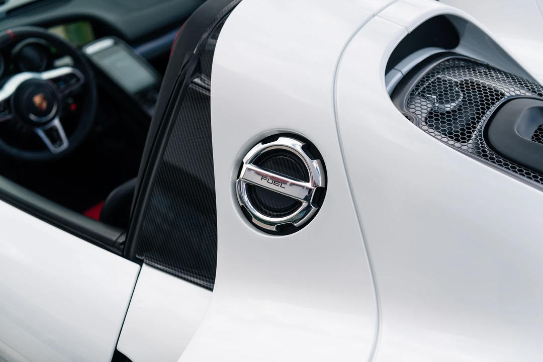 2015 Porsche 918 Spyder - Image 15 of 31