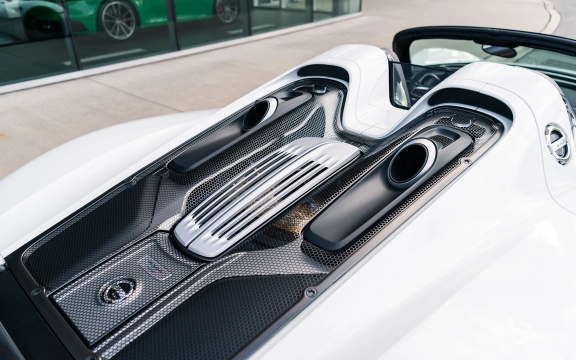2015 Porsche 918 Spyder - Image 16 of 31