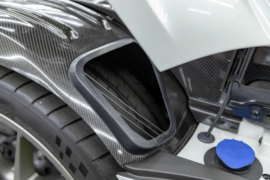 2015 Porsche 918 Spyder - Image 12 of 31