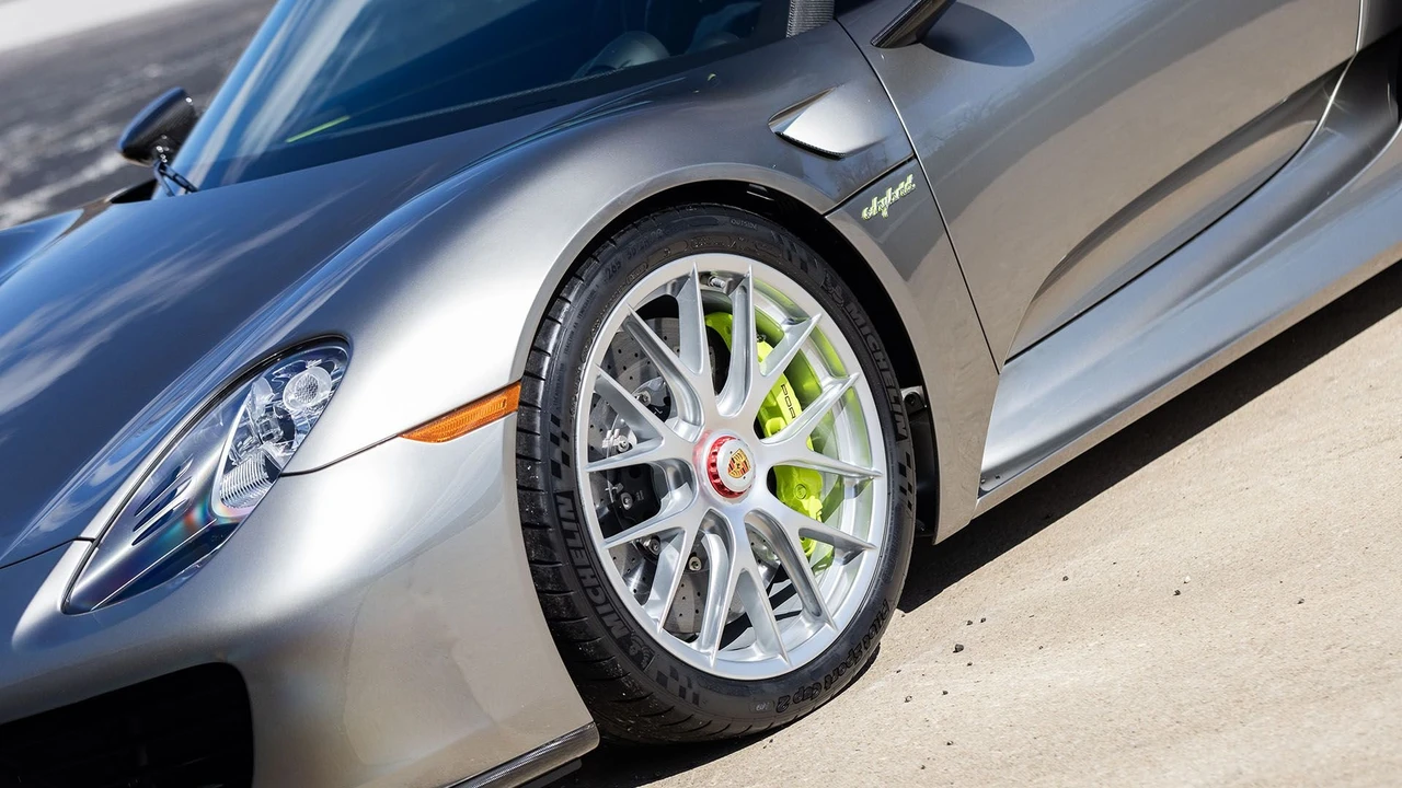 2015 Porsche 918 Spyder - Image 28 of 31