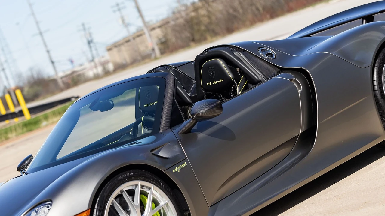 2015 Porsche 918 Spyder - Image 29 of 31