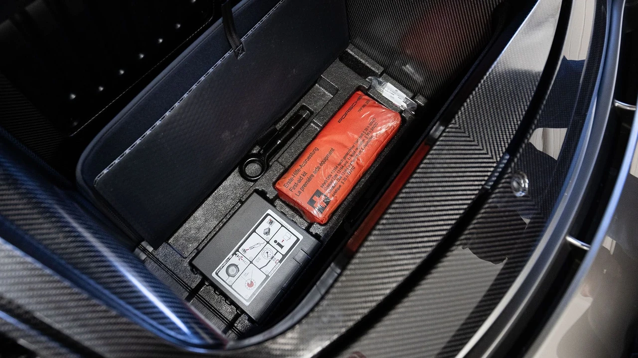 2015 Porsche 918 Spyder - Image 10 of 31