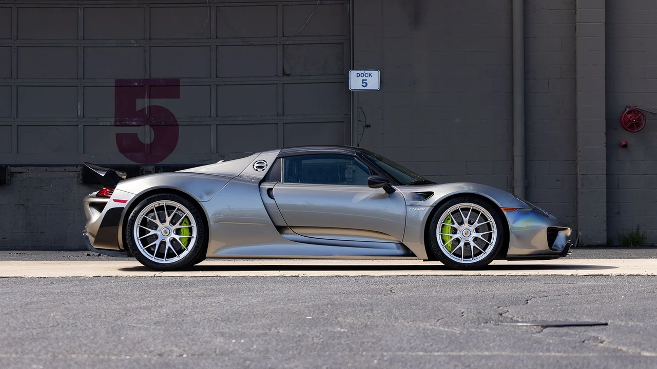 2015 Porsche 918 Spyder - Image 17 of 31