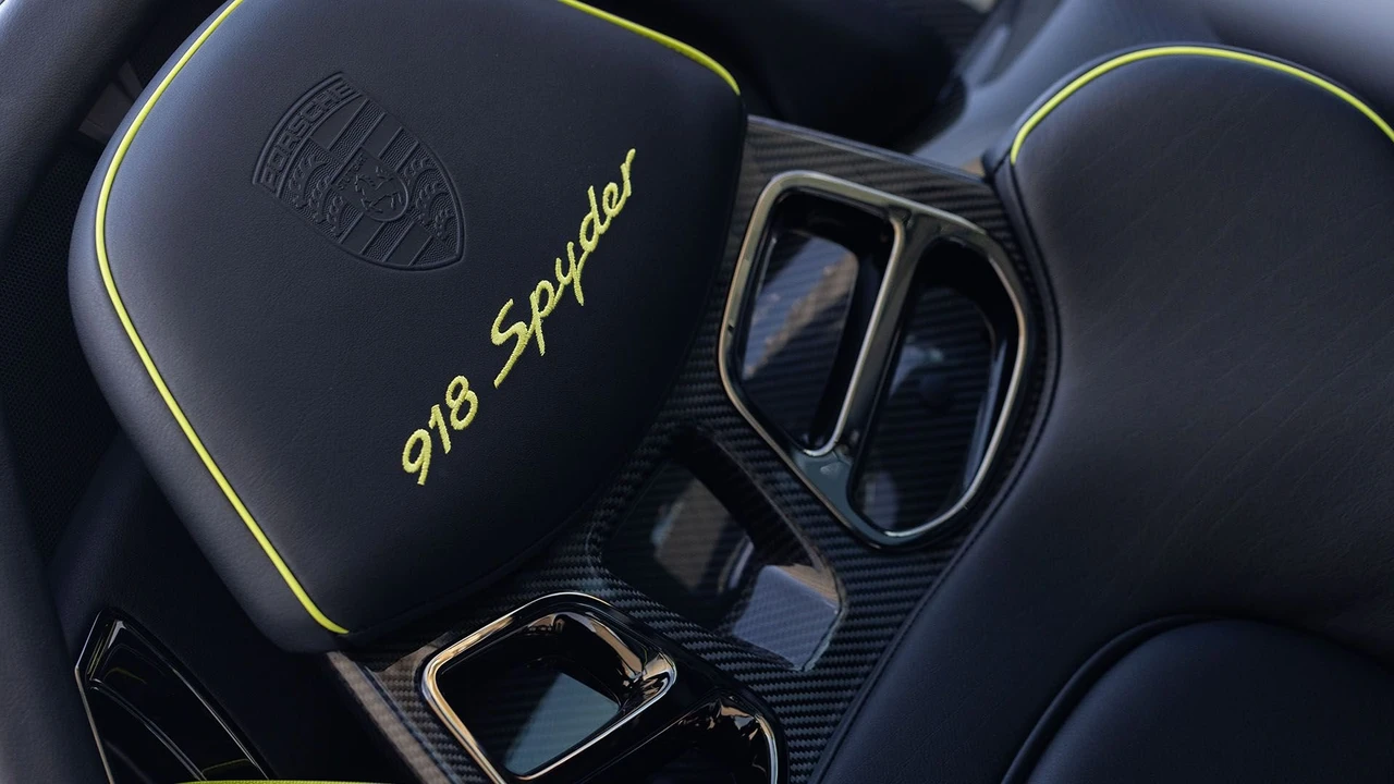 2015 Porsche 918 Spyder - Image 5 of 31