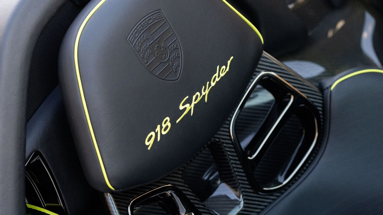 2015 Porsche 918 Spyder - Image 6 of 31