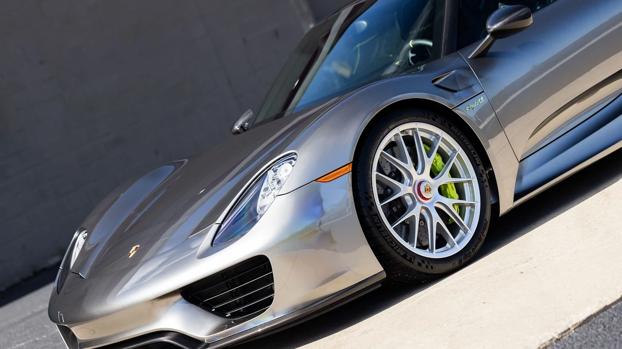 2015 Porsche 918 Spyder - Image 26 of 31