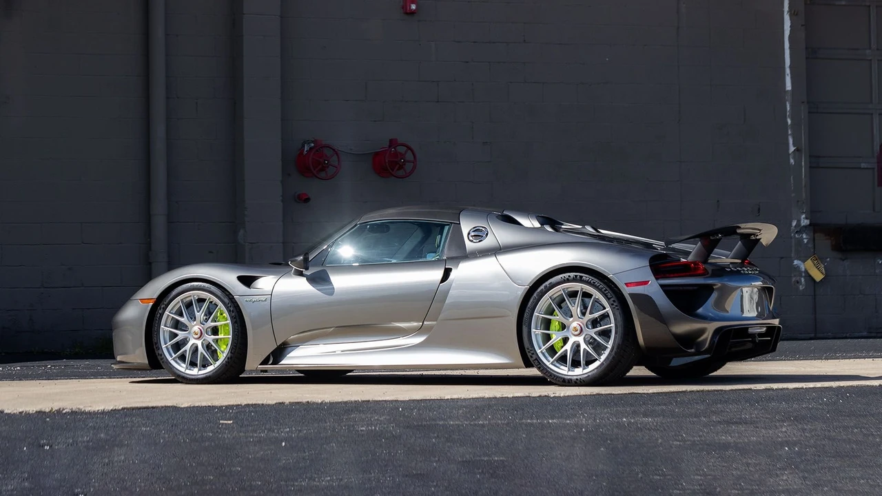 2015 Porsche 918 Spyder - Image 25 of 31