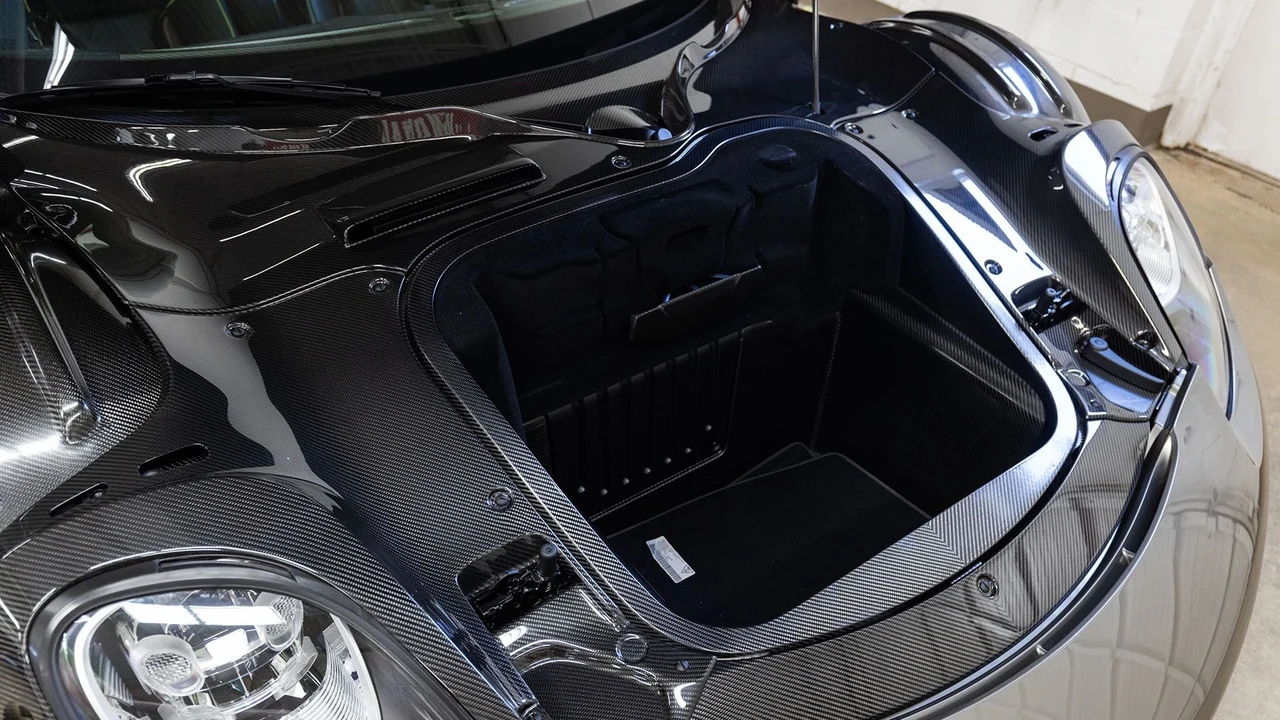 2015 Porsche 918 Spyder - Image 11 of 31