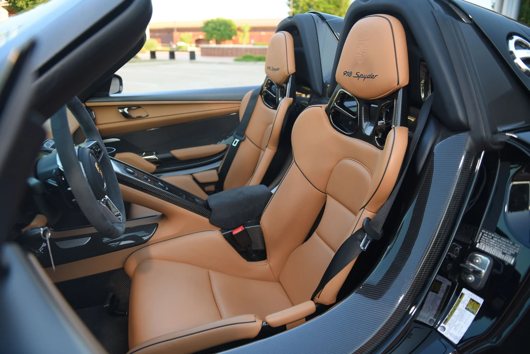2015 Porsche 918 Spyder - Image 12 of 31