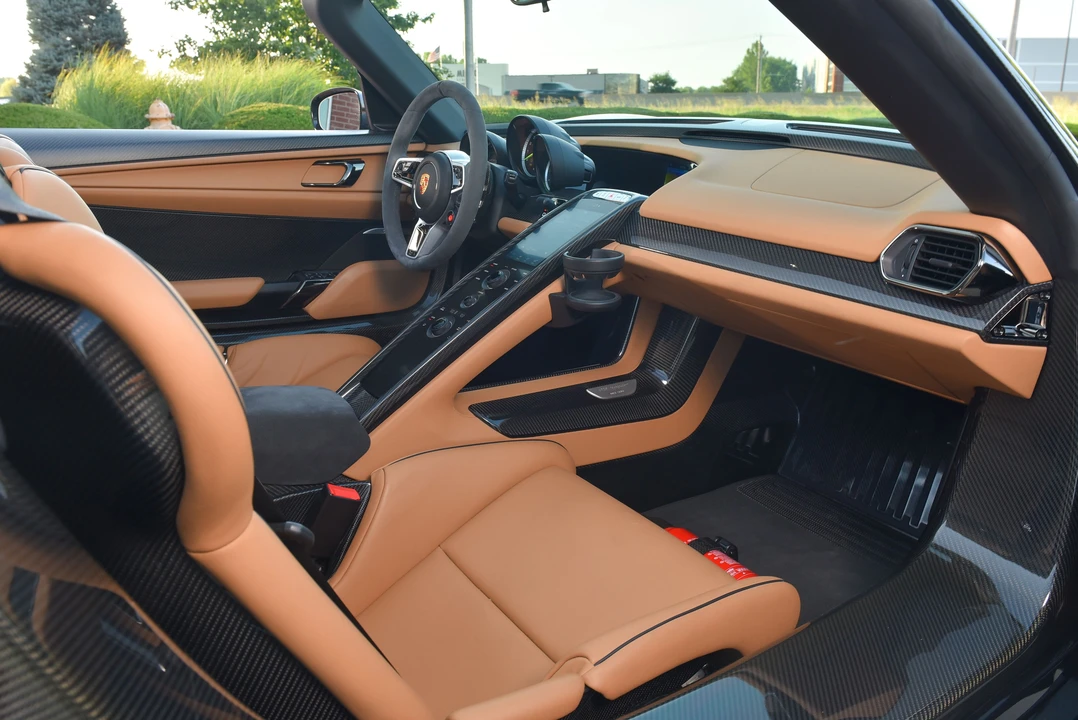 2015 Porsche 918 Spyder - Image 27 of 31