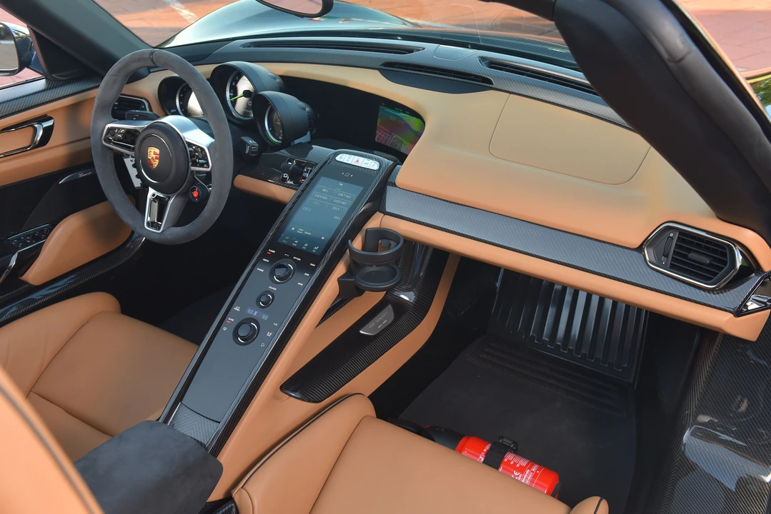 2015 Porsche 918 Spyder - Image 28 of 31
