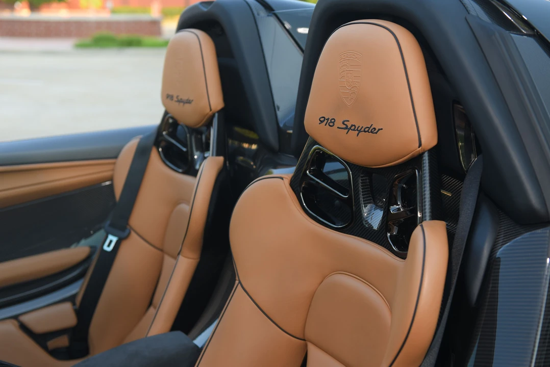 2015 Porsche 918 Spyder - Image 13 of 31