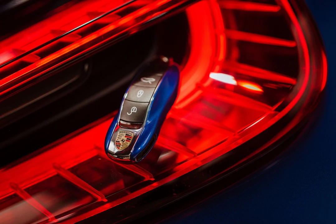 2015 Porsche 918 Spyder - Image 10 of 31
