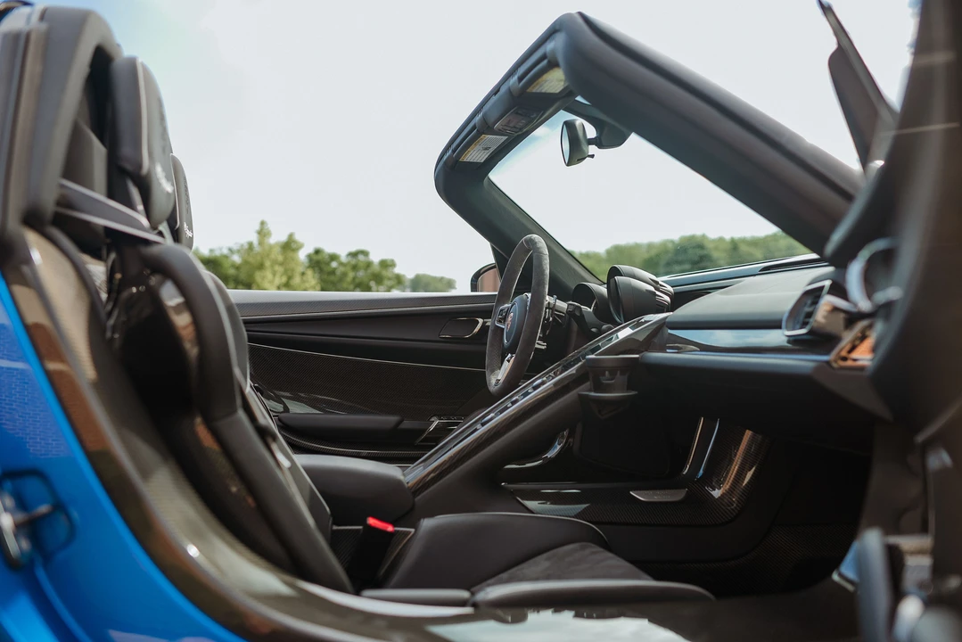 2015 Porsche 918 Spyder - Image 26 of 31