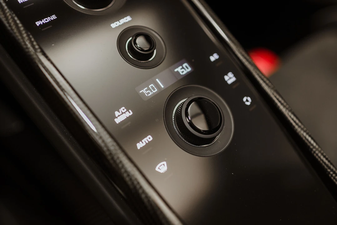 2015 Porsche 918 Spyder - Image 16 of 31