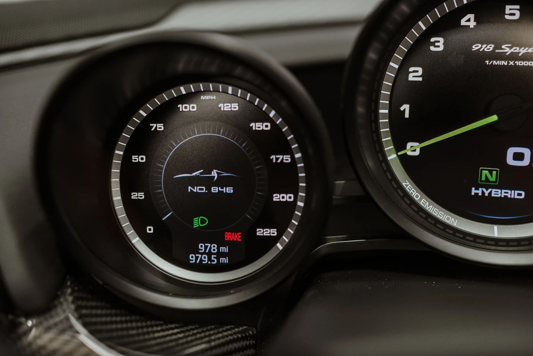 2015 Porsche 918 Spyder - Image 13 of 31