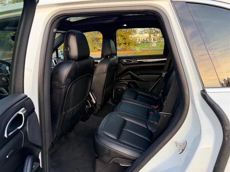 2015 Porsche 958 Cayenne - Image 13 of 20