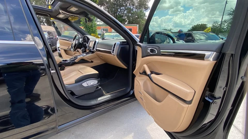 2015 Porsche 958 Cayenne - Image 13 of 20