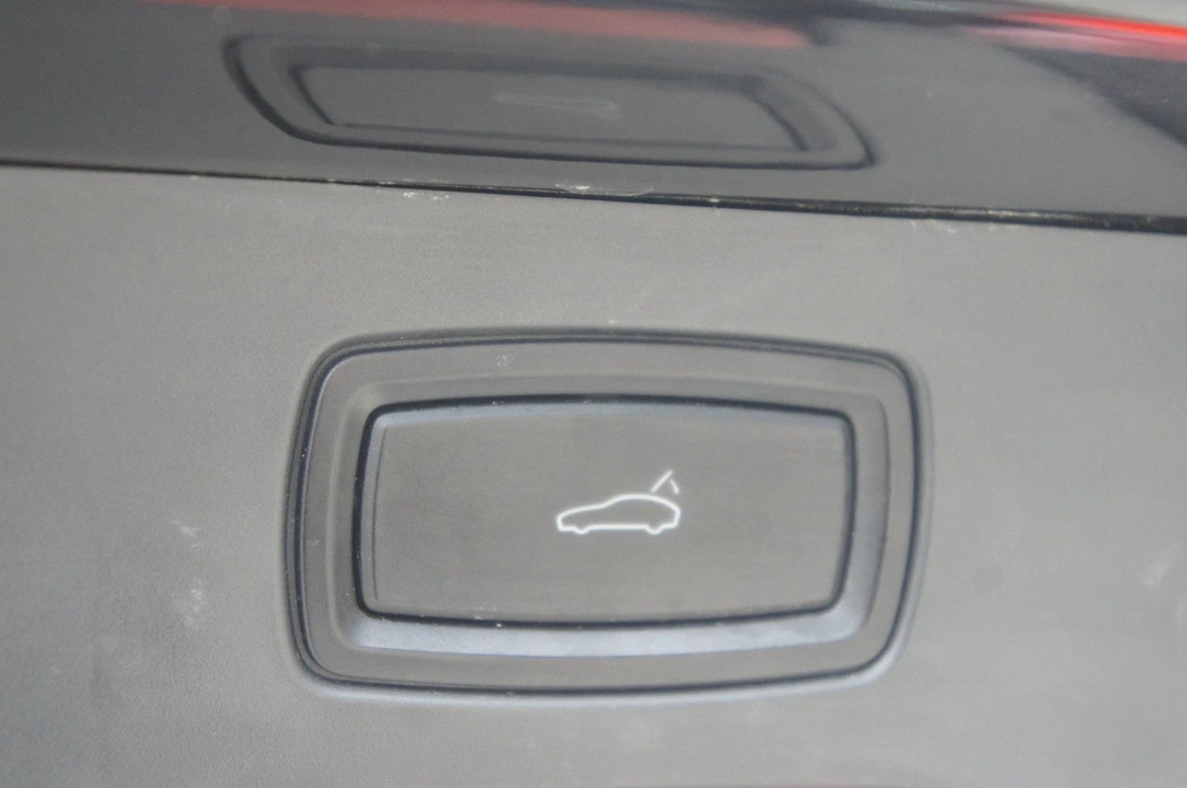2015 Porsche 958 Cayenne S - Image 13 of 26