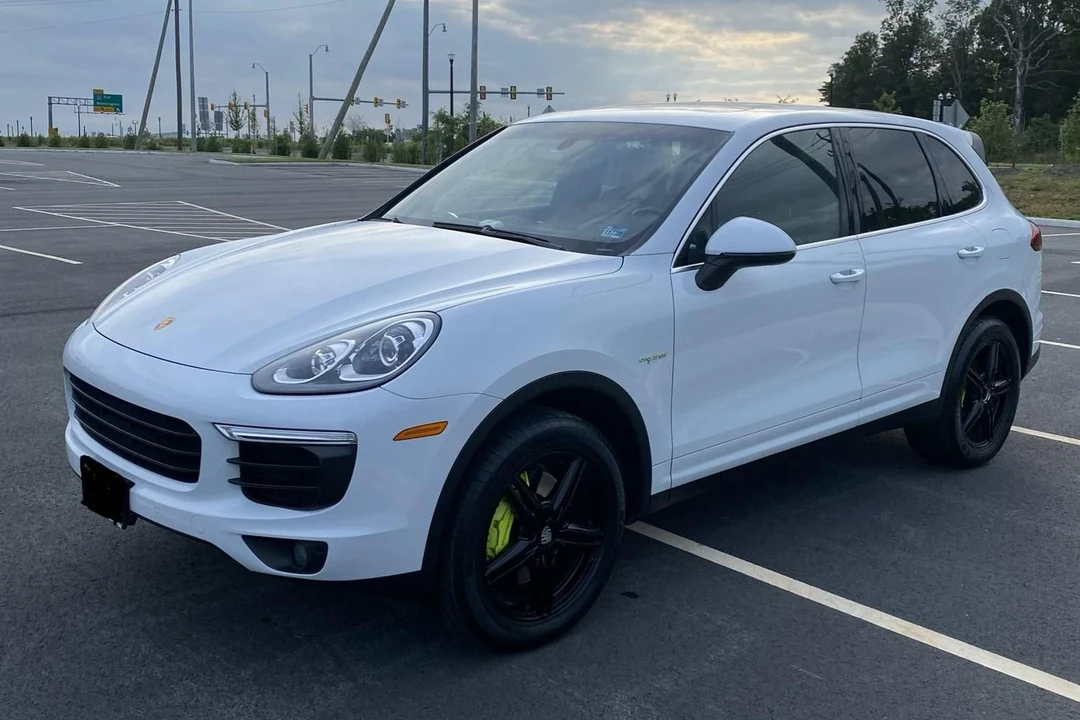 2015 Porsche 958 Cayenne S - Image 2 of 31