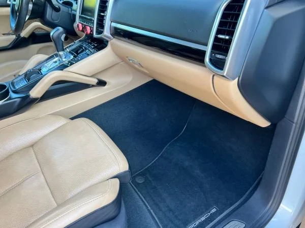 2015 Porsche 958 Cayenne S - Image 9 of 19