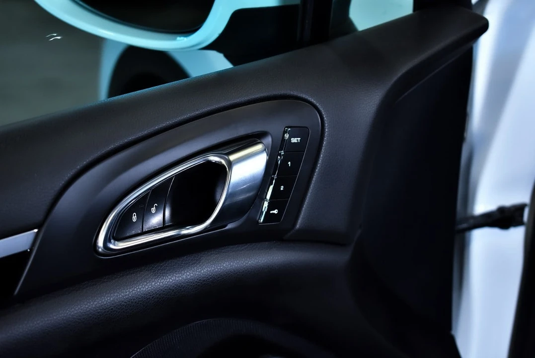 2015 Porsche 958 Cayenne S - Image 28 of 31