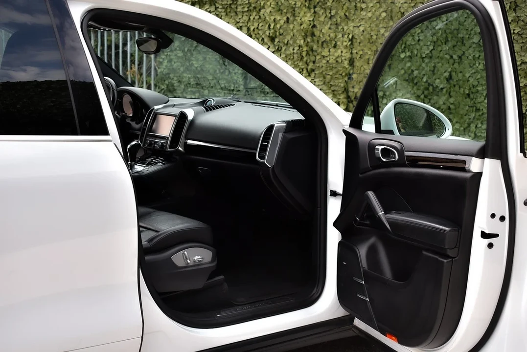 2015 Porsche 958 Cayenne S - Image 29 of 31