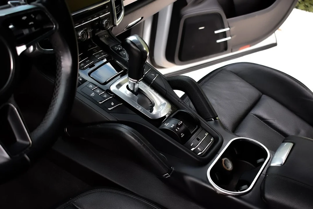 2015 Porsche 958 Cayenne S - Image 22 of 31