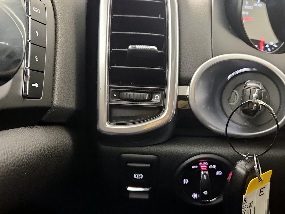 2015 Porsche 958 Cayenne S - Image 14 of 27