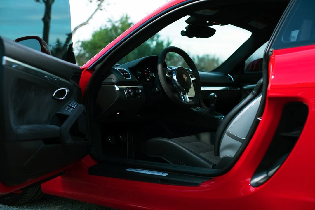 2015 Porsche 981 Cayman GTS - Image 18 of 31