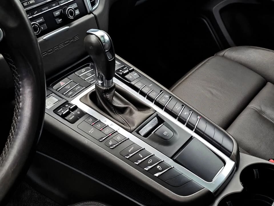 2015 Porsche Macan Turbo - Image 18 of 20