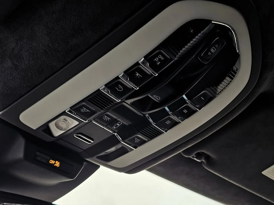 2015 Porsche Macan Turbo - Image 19 of 20