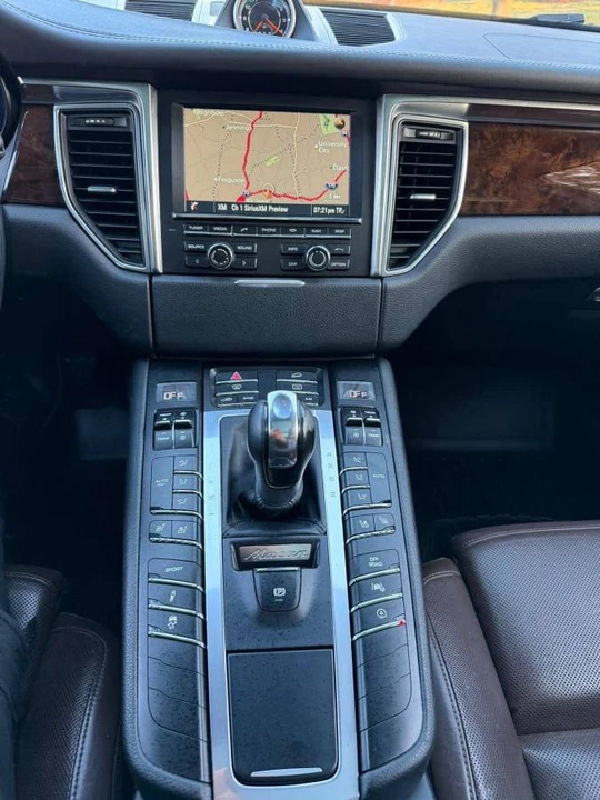 2015 Porsche Macan Turbo - Image 17 of 20