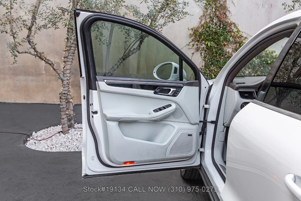 2015 Porsche Macan - Image 14 of 24