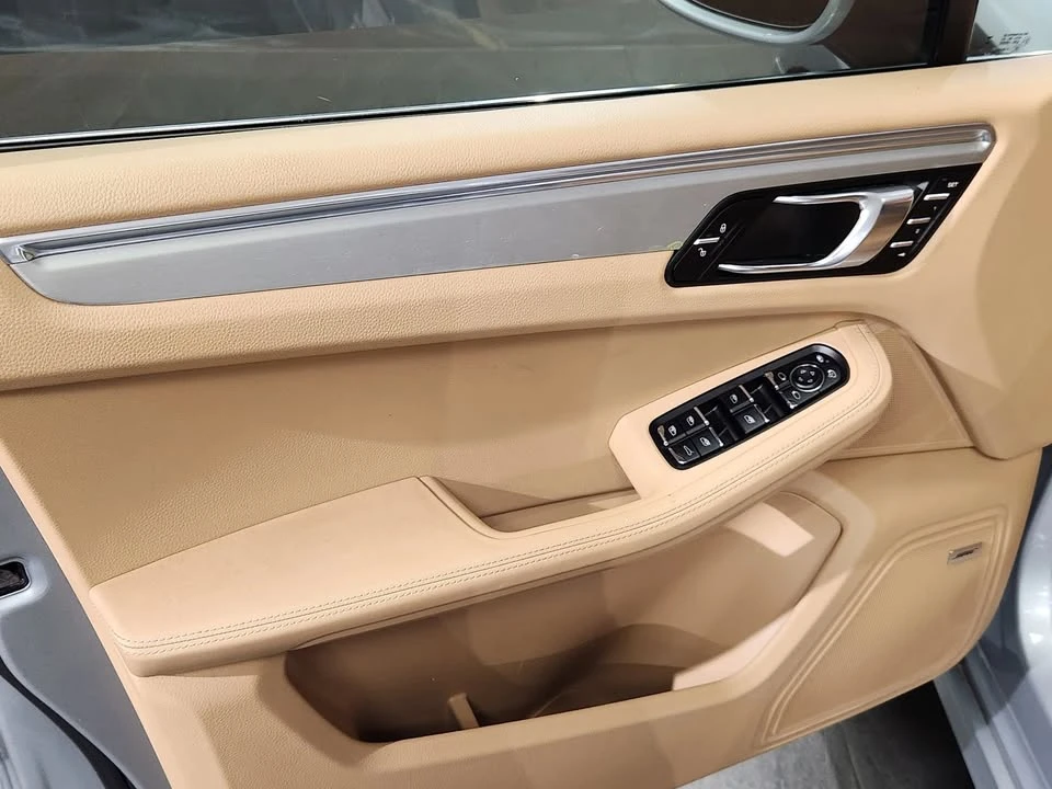 2015 Porsche Macan - Image 8 of 20