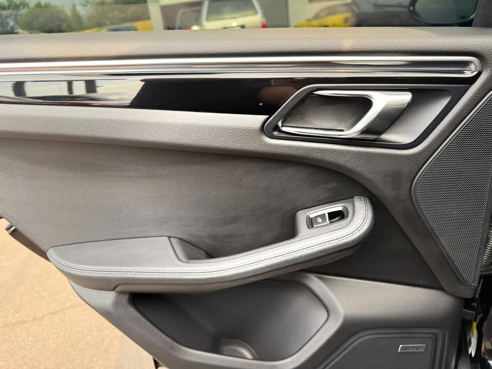 2015 Porsche Macan - Image 18 of 20