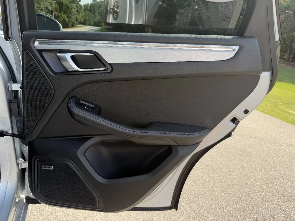 2015 Porsche Macan - Image 18 of 20