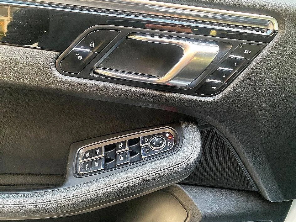 2015 Porsche Macan - Image 14 of 20