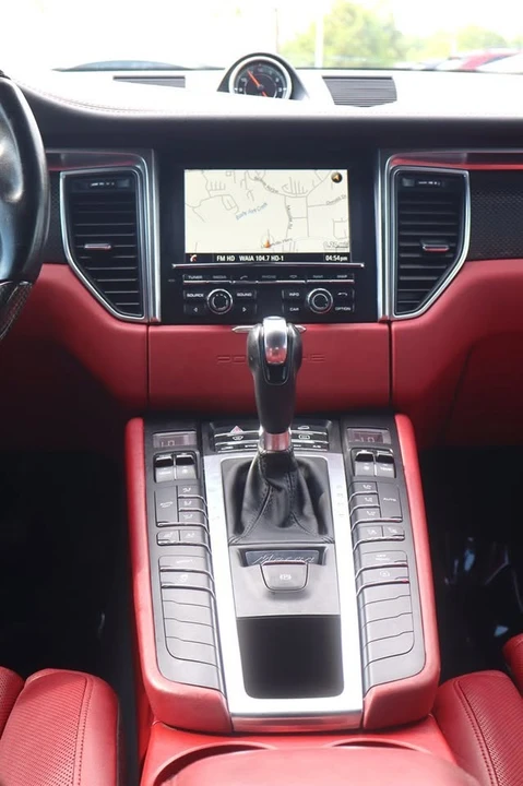 2015 Porsche Macan - Image 16 of 20