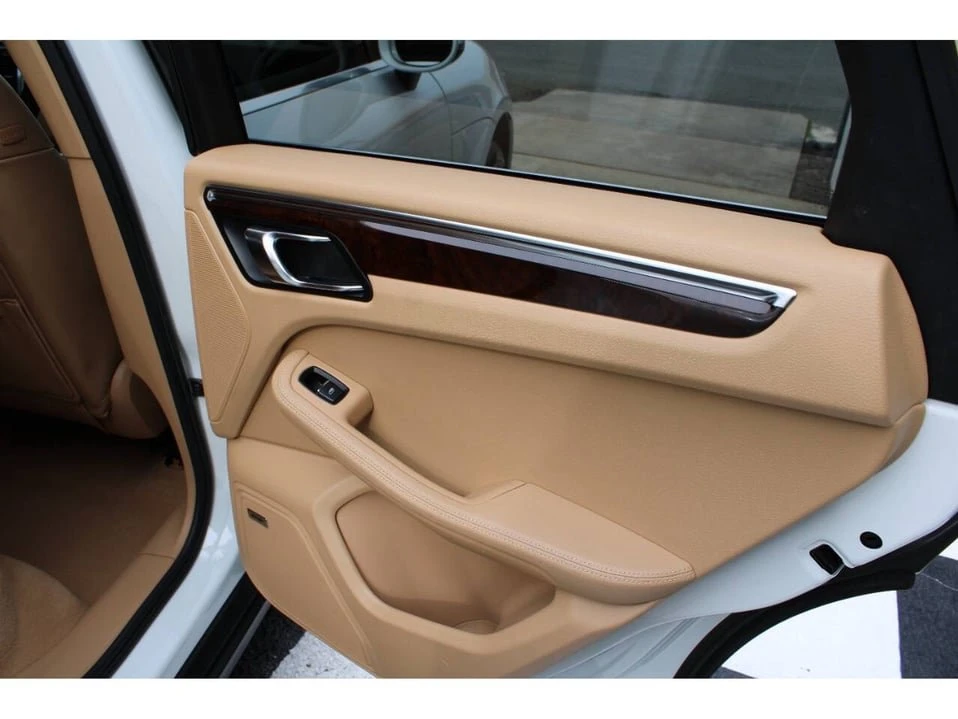 2015 Porsche Macan - Image 18 of 20
