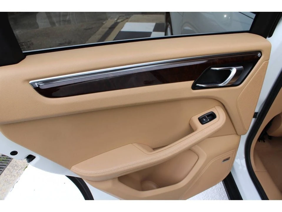 2015 Porsche Macan - Image 14 of 20